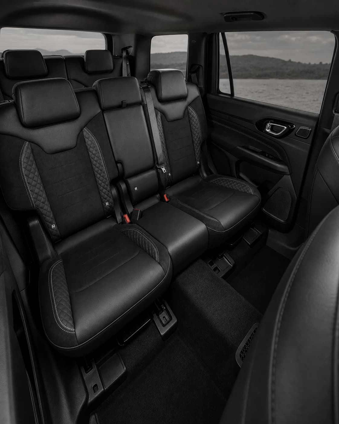 Three-row passenger cabin of a Jeep Commander prepared for executive transportation in Brazil